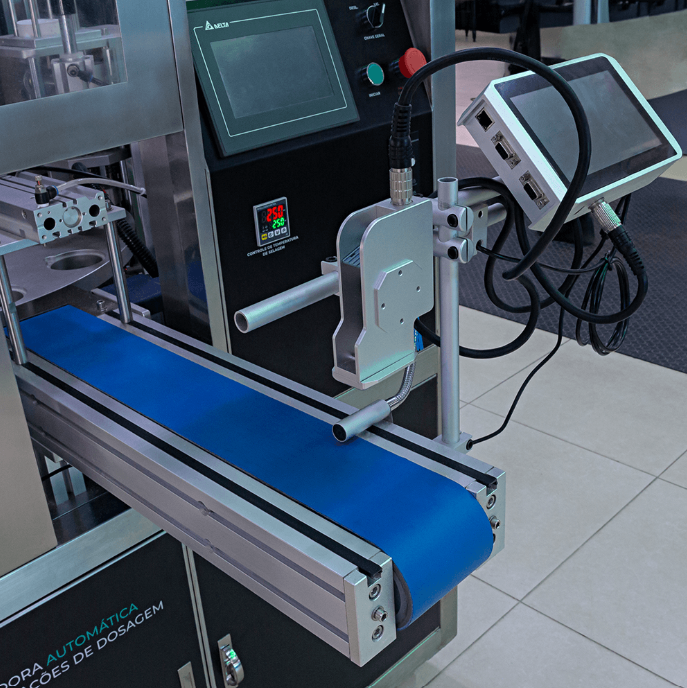 Fotografias da Dosadora e Seladora Automática de Copos com 5 Estações de Dosagem para Grãos e Pós CADM VA2-100 W3-100.