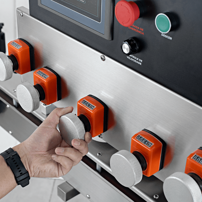Rosqueadora Automática para Fluxo Contínuo CARCM 3000 da Cetro.