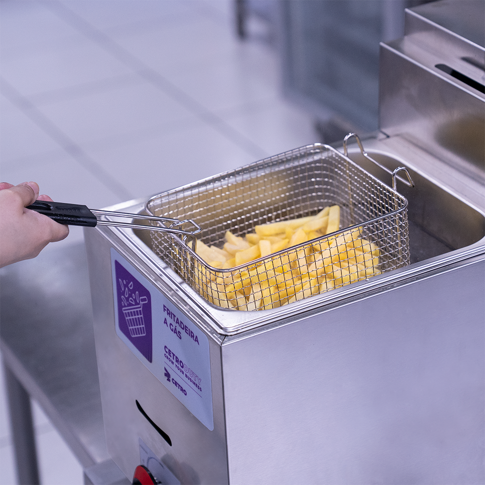 Fotografias da Fritadeira a Gás e da Crepeira Profissional da Cetro preparando alimentos.