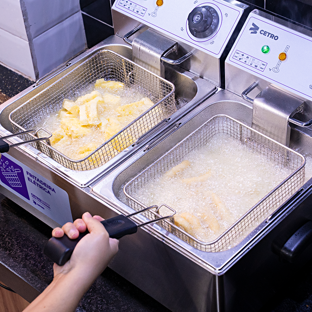 Fotografias da Fritadeira Elétrica de 2 Cubas da Cetro preparando alimentos.