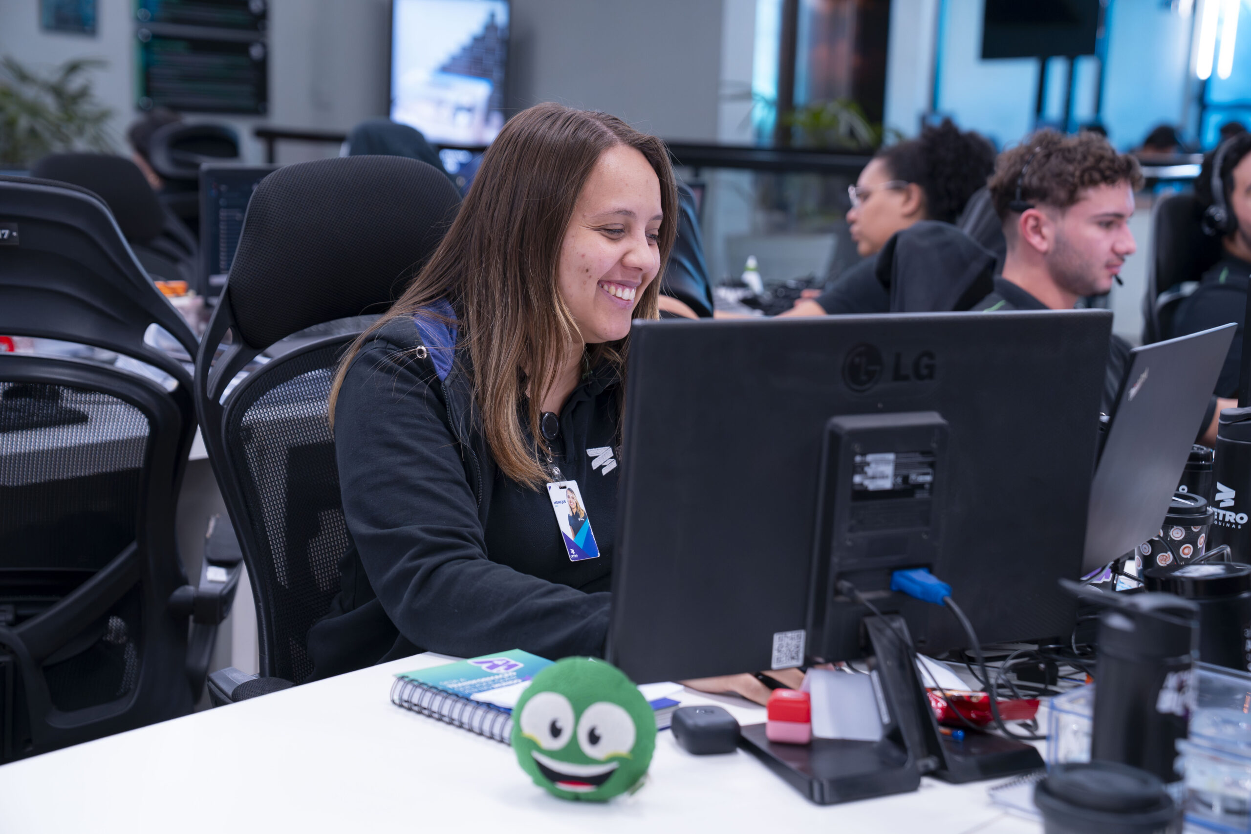 Fotografias de colaboradores do setor de SAC e Pós-vendas da Cetro, representando o atendimento de qualidade da companhia.
