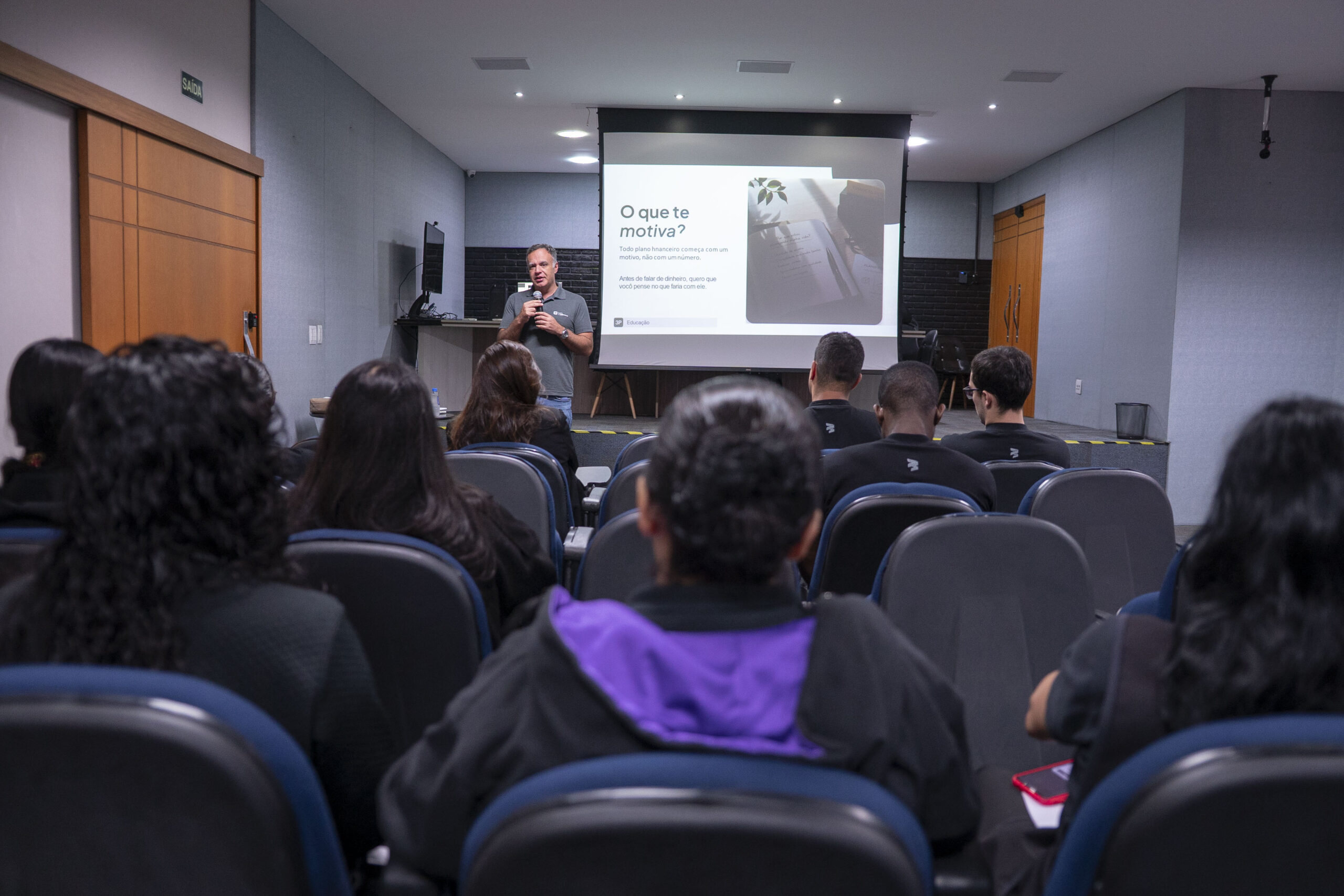 Representantes da 3P Educação ministrando a palestra sobre saúde financeira na Matriz e no Centro de Distribuição da Cetro.