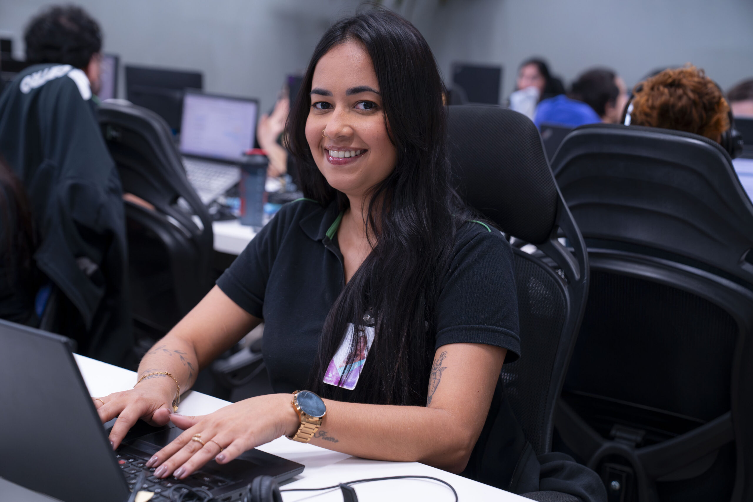 Fotografias de colaboradores do setor de SAC e Pós-vendas da Cetro, representando o atendimento de qualidade da companhia.