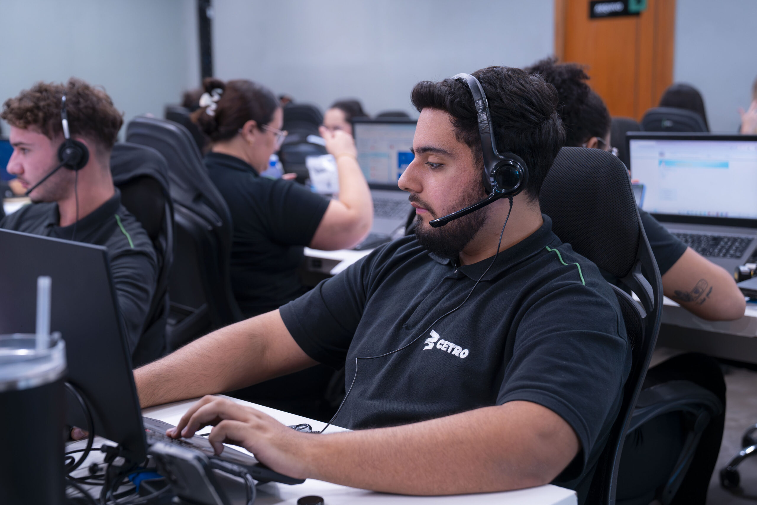 Fotografias de colaboradores do setor de SAC e Pós-vendas da Cetro, representando o atendimento de qualidade da companhia.