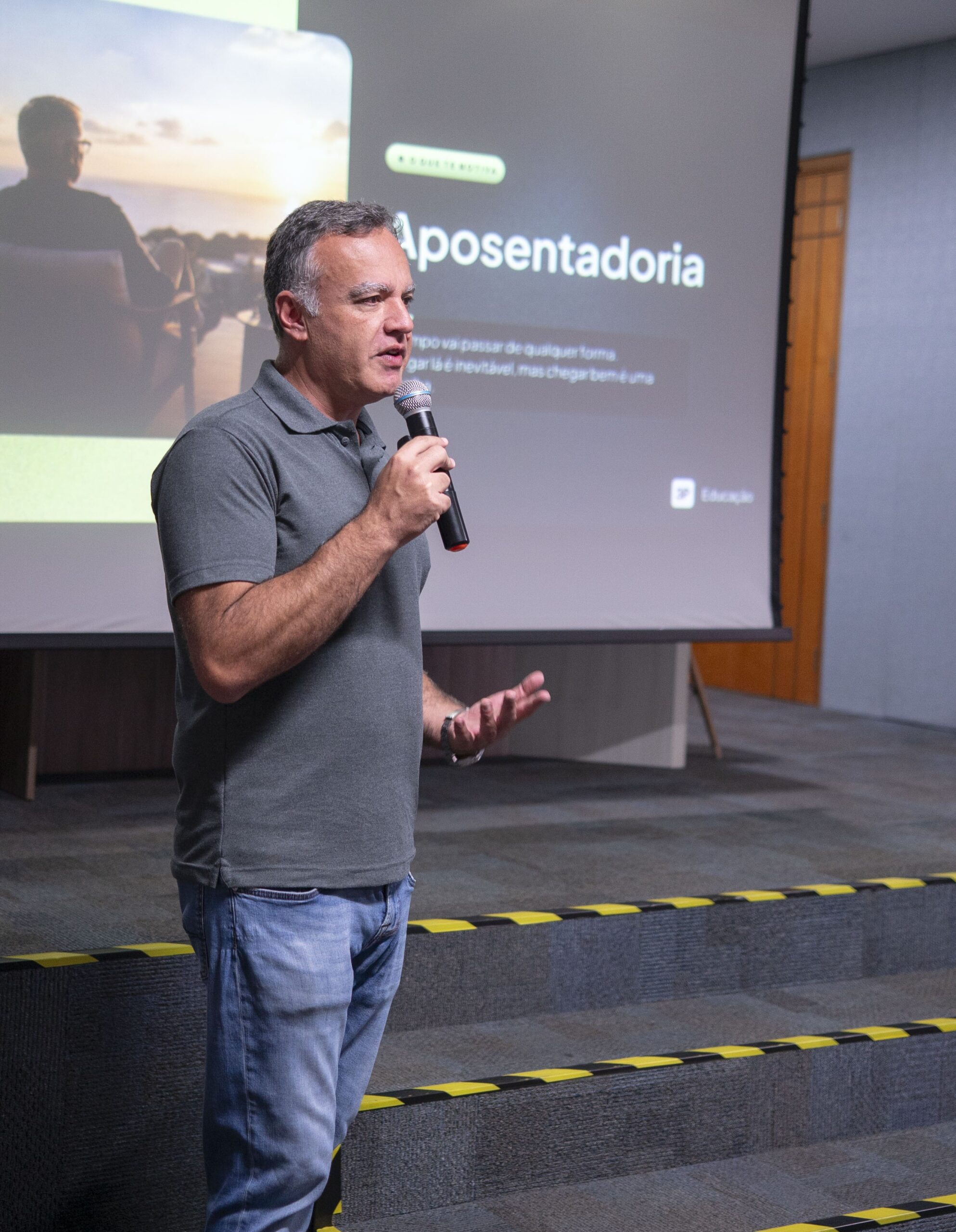 Representantes da 3P Educação ministrando a palestra sobre saúde financeira na Matriz e no Centro de Distribuição da Cetro.