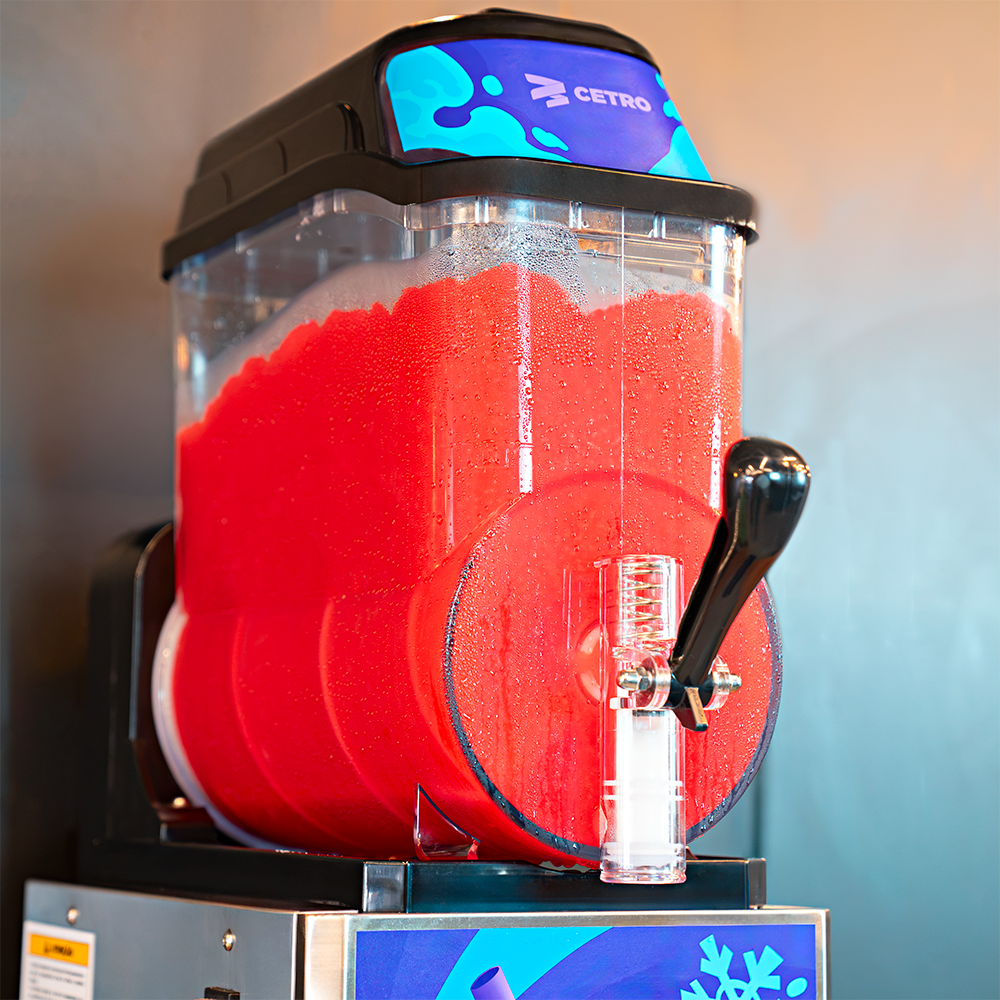 Reservatório da Máquina de Raspadinha e Bebidas Congeladas Slush e diferentes raspadinhas decoradas em copos de vidro e plástico.