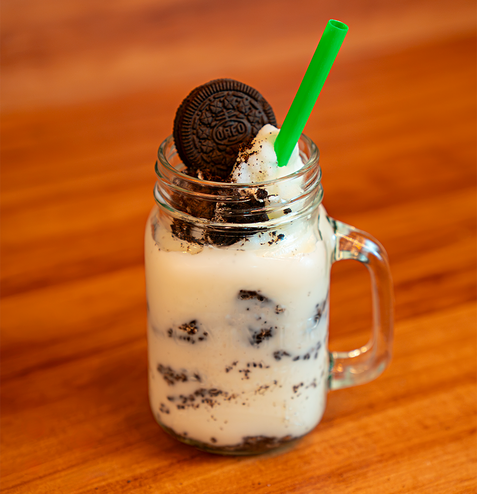 Reservatório da Máquina de Raspadinha e Bebidas Congeladas Slush e diferentes raspadinhas decoradas em copos de vidro e plástico.