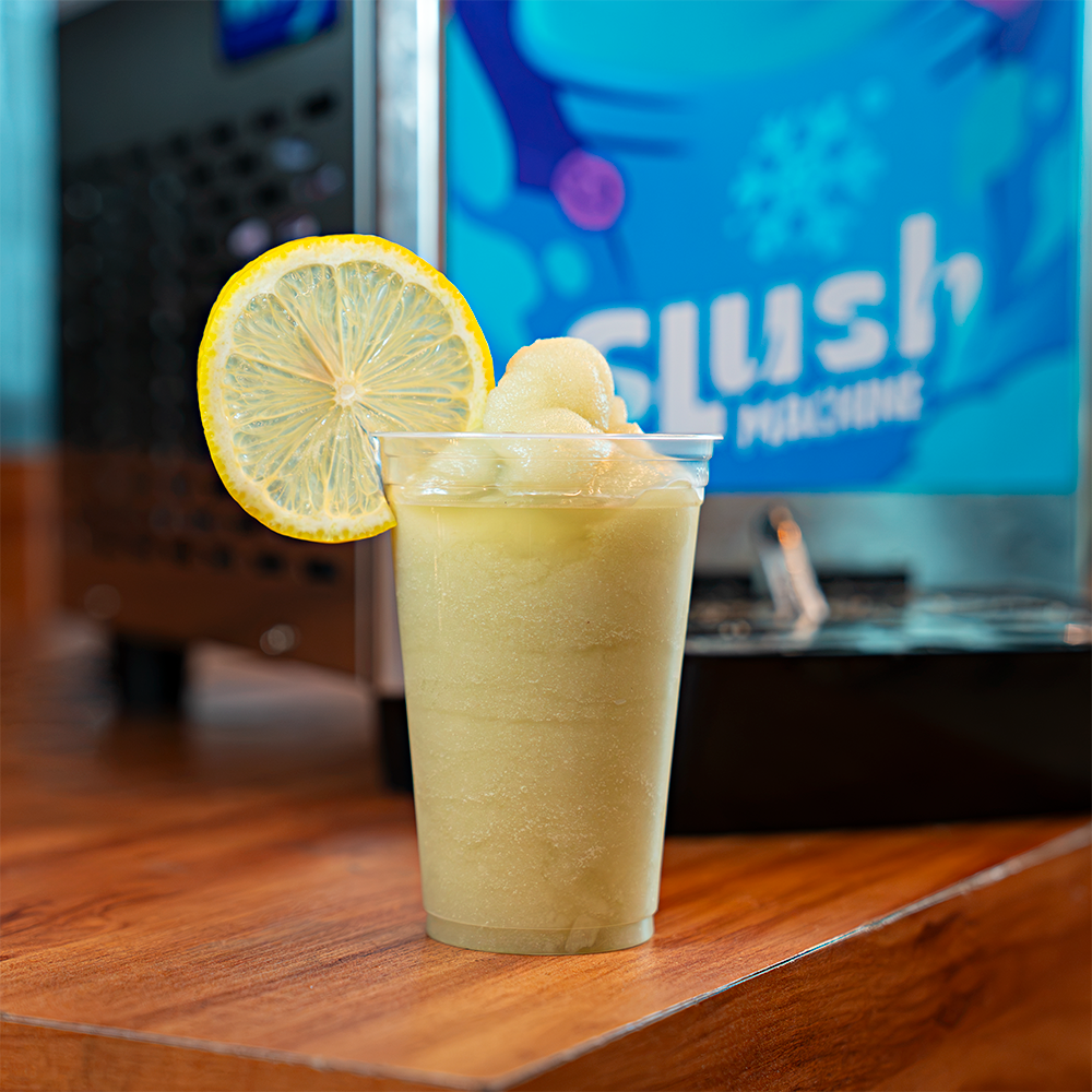 Reservatório da Máquina de Raspadinha e Bebidas Congeladas Slush e diferentes raspadinhas decoradas em copos de vidro e plástico.