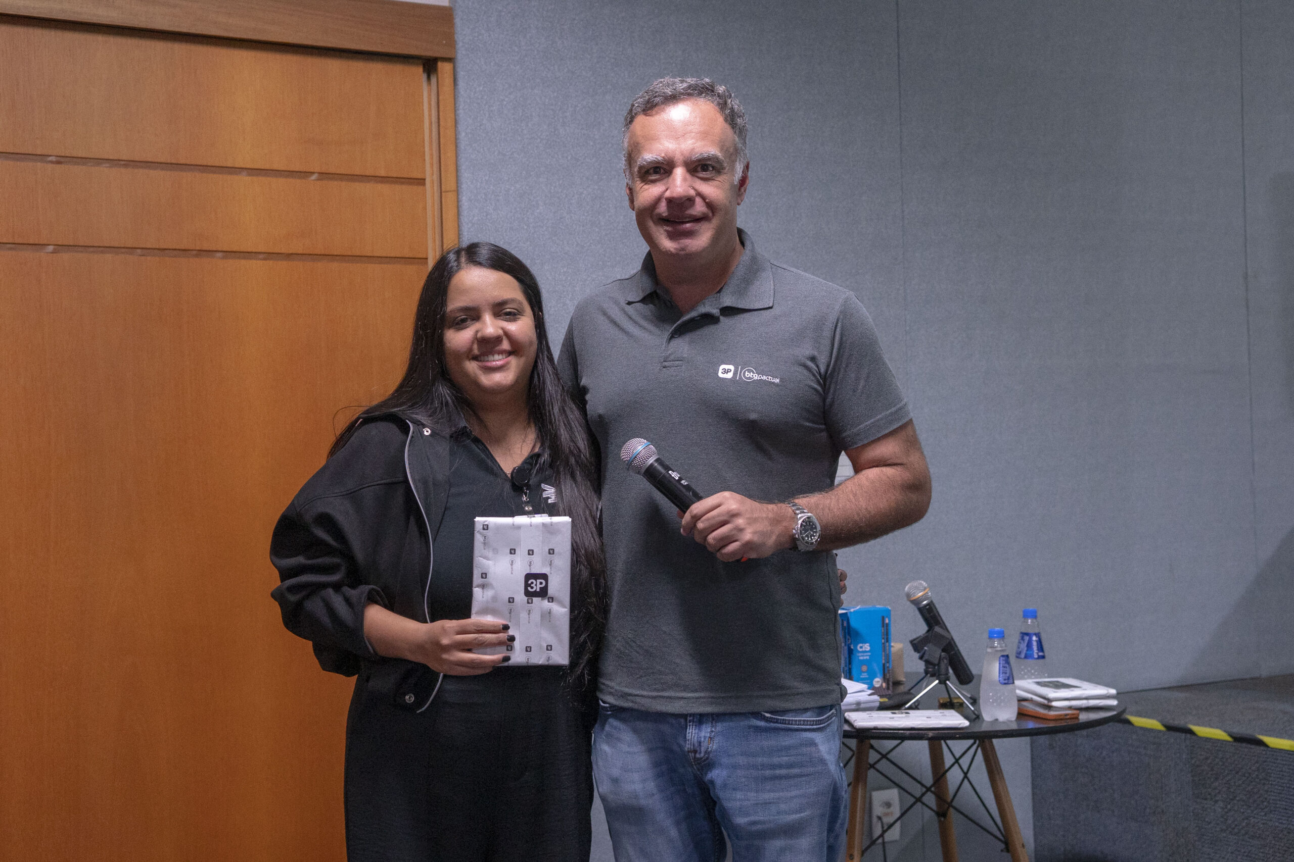 Fotografias de colaboradores que foram contemplados no sorteio da palestra da 3P Educação sobre saúde financeira.