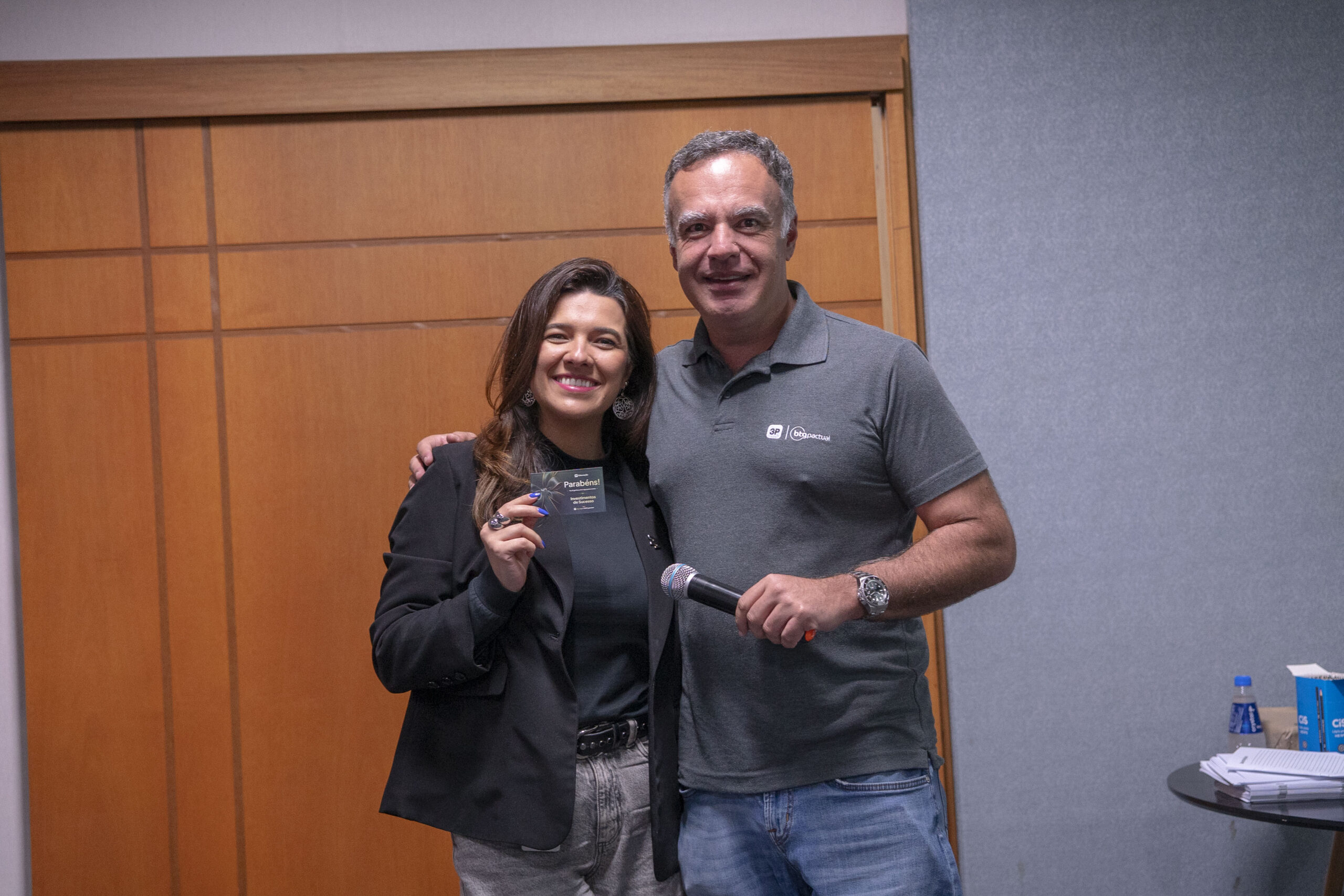 Fotografias de colaboradores que foram contemplados no sorteio da palestra da 3P Educação sobre saúde financeira.
