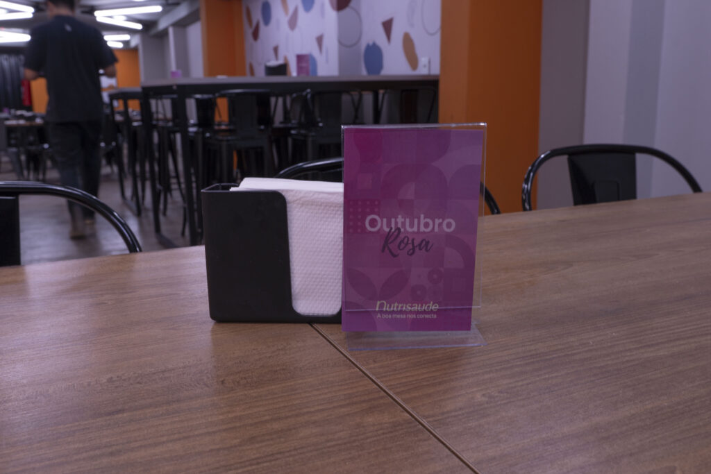 Fotografias das decorações e sobremesas personalizadas do almoço especial em apoio ao Outubro Rosa na Cetro.