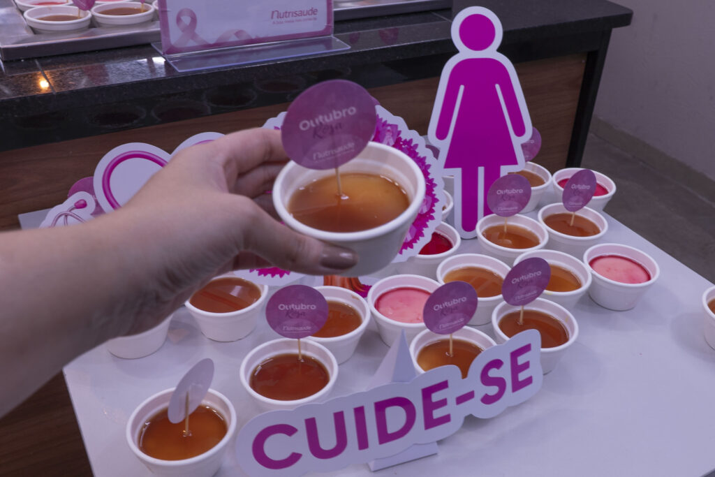 Fotografias das decorações e sobremesas personalizadas do almoço especial em apoio ao Outubro Rosa na Cetro.