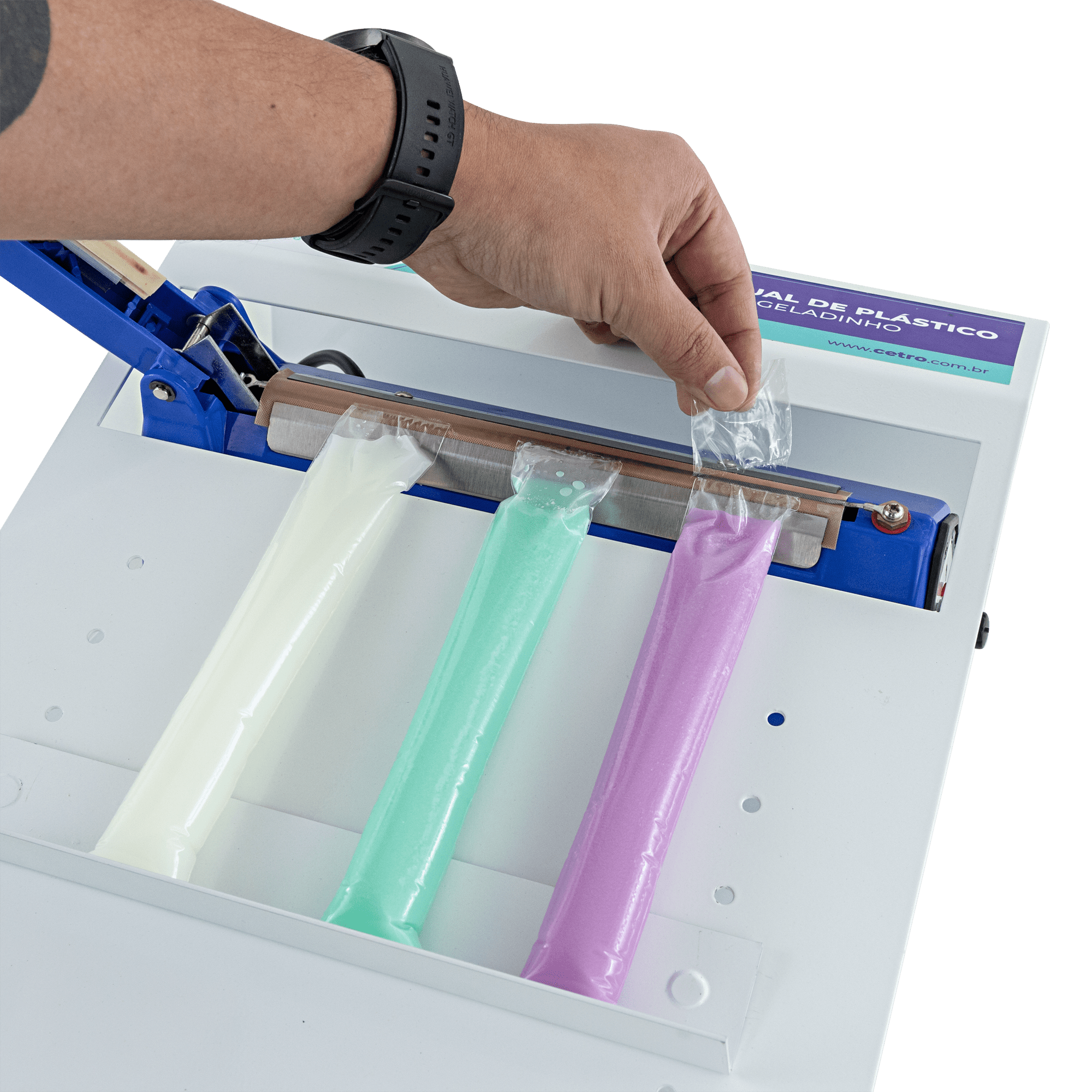Envasadora de Líquidos e da Seladora Manual da Cetro e embalagens flexíveis com líquidos, representando a produção de gelo saborizado.