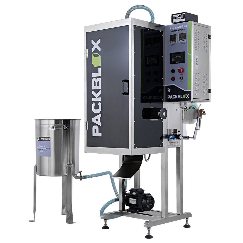 Empacotadora Automática de Líquidos e Polpas da Packblox e embalagens flexíveis com líquido, representando a produção de gelo saborizado.
