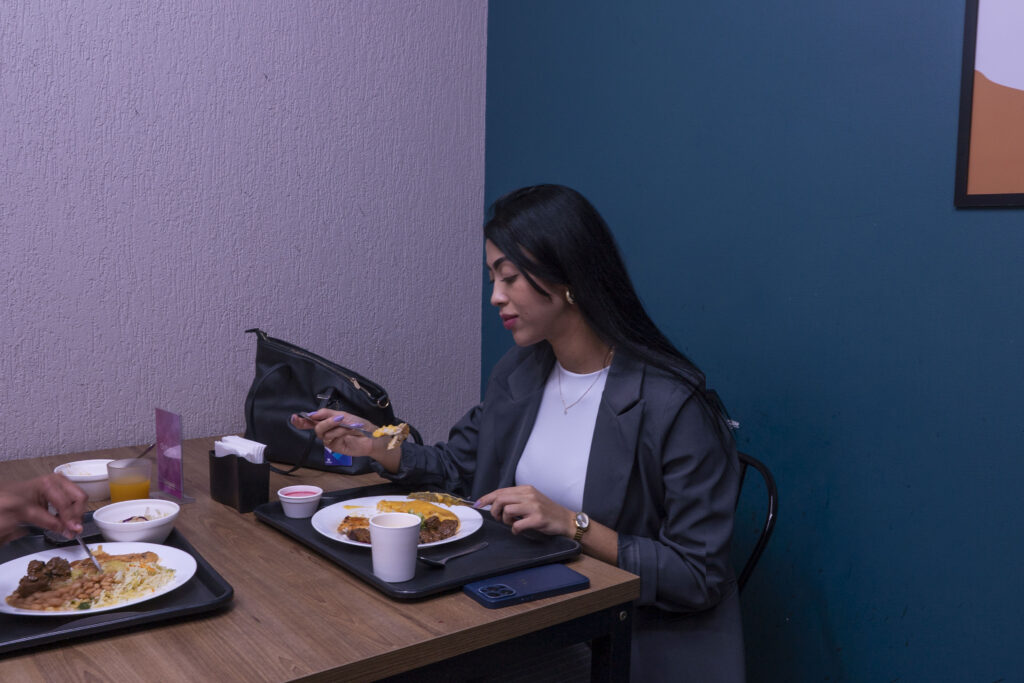 Fotografias dos pratos e dos colaboradores almoçando no Restaurante Cetro durante o almoço especial em apoio à Campanha Outubro Rosa.