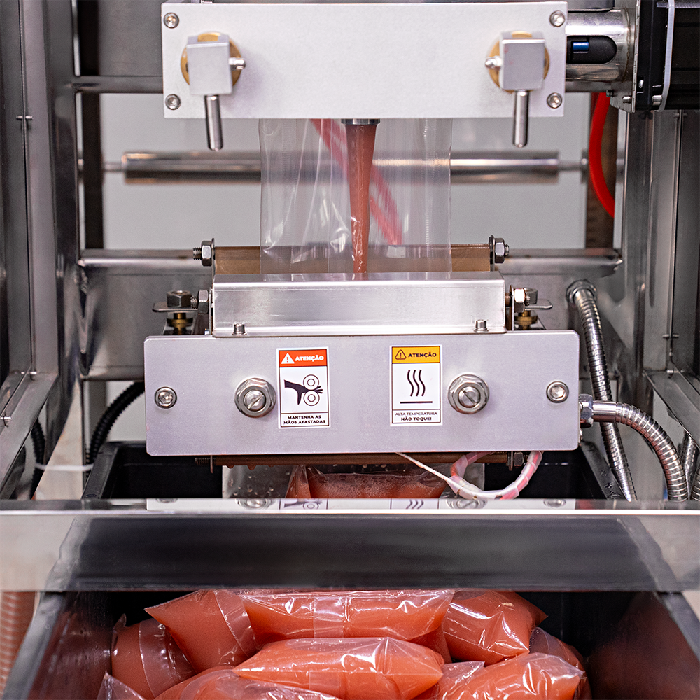 Empacotadora Automática de Líquidos e Polpas da Packblox e embalagens flexíveis com líquido, representando a produção de gelo saborizado.