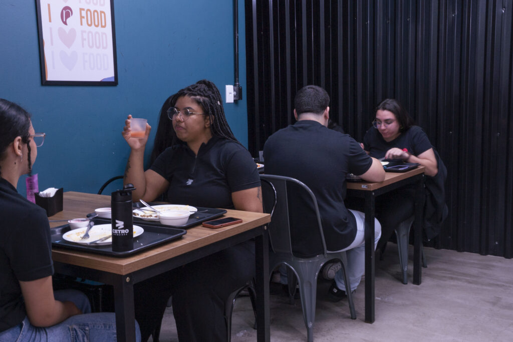 Fotografias dos pratos e dos colaboradores almoçando no Restaurante Cetro durante o almoço especial em apoio à Campanha Outubro Rosa.
