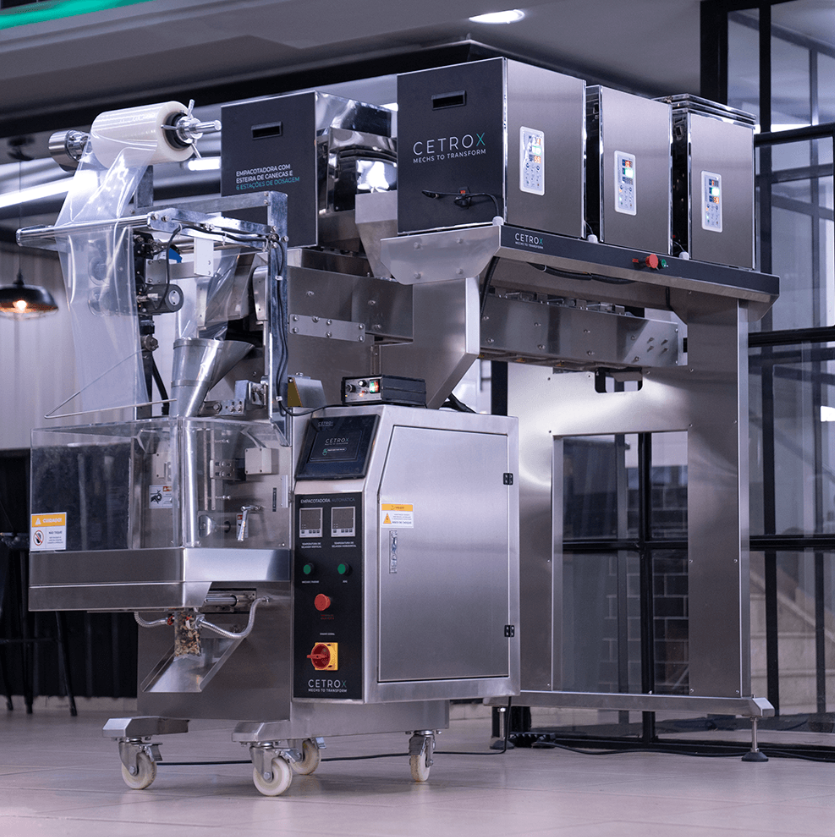 Empacotadora Automática com Esteira de Canecas e 6 Estações de Dosagem CAPM 320 W6-100 BF, a Medusa da CetroX, empacotando um mix de sementes.