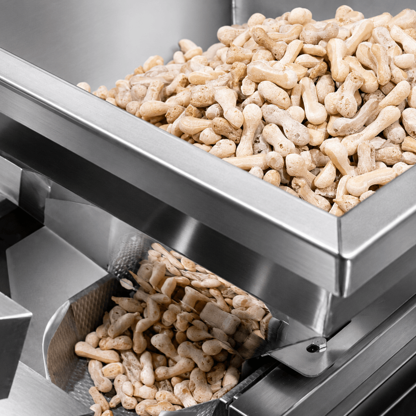 Empacotadora Automática com 4 Balanças e Abastecedor com Esteira CAPM 560 W4-1500 da Cetro embalando biscoito de polvilho.