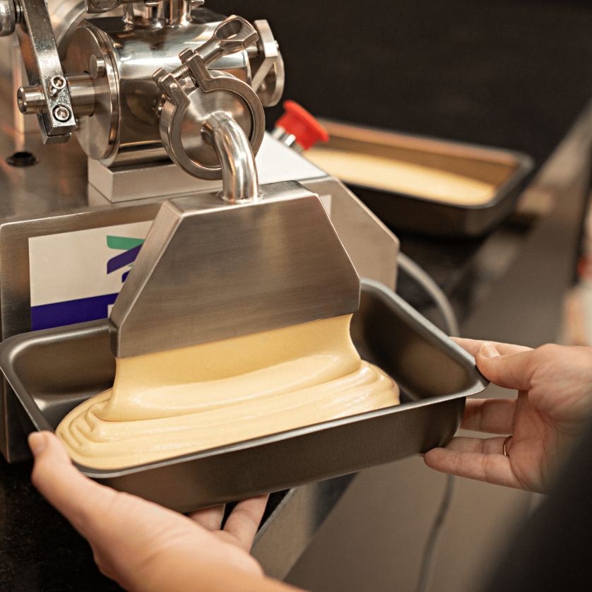 Envasadora de Pastosos com Bico Customizado para Massas de Bolo 100-1000 ml envasando massa de bolo.