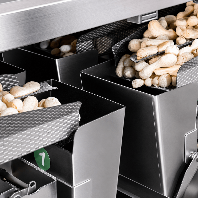 Empacotadora Automática com 4 Balanças e Abastecedor com Esteira CAPM 560 W4-1500 da Cetro embalando biscoito de polvilho.
