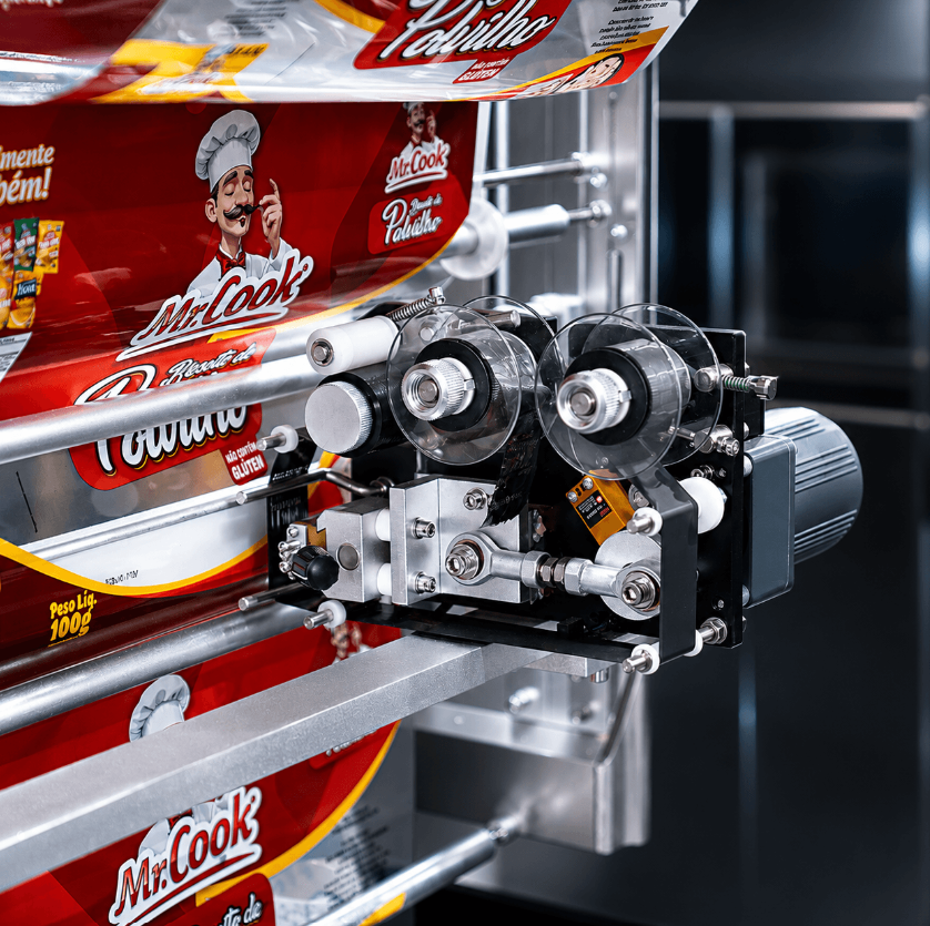 Empacotadora Automática com 4 Balanças e Abastecedor com Esteira CAPM 560 W4-1500 da Cetro embalando biscoito de polvilho.