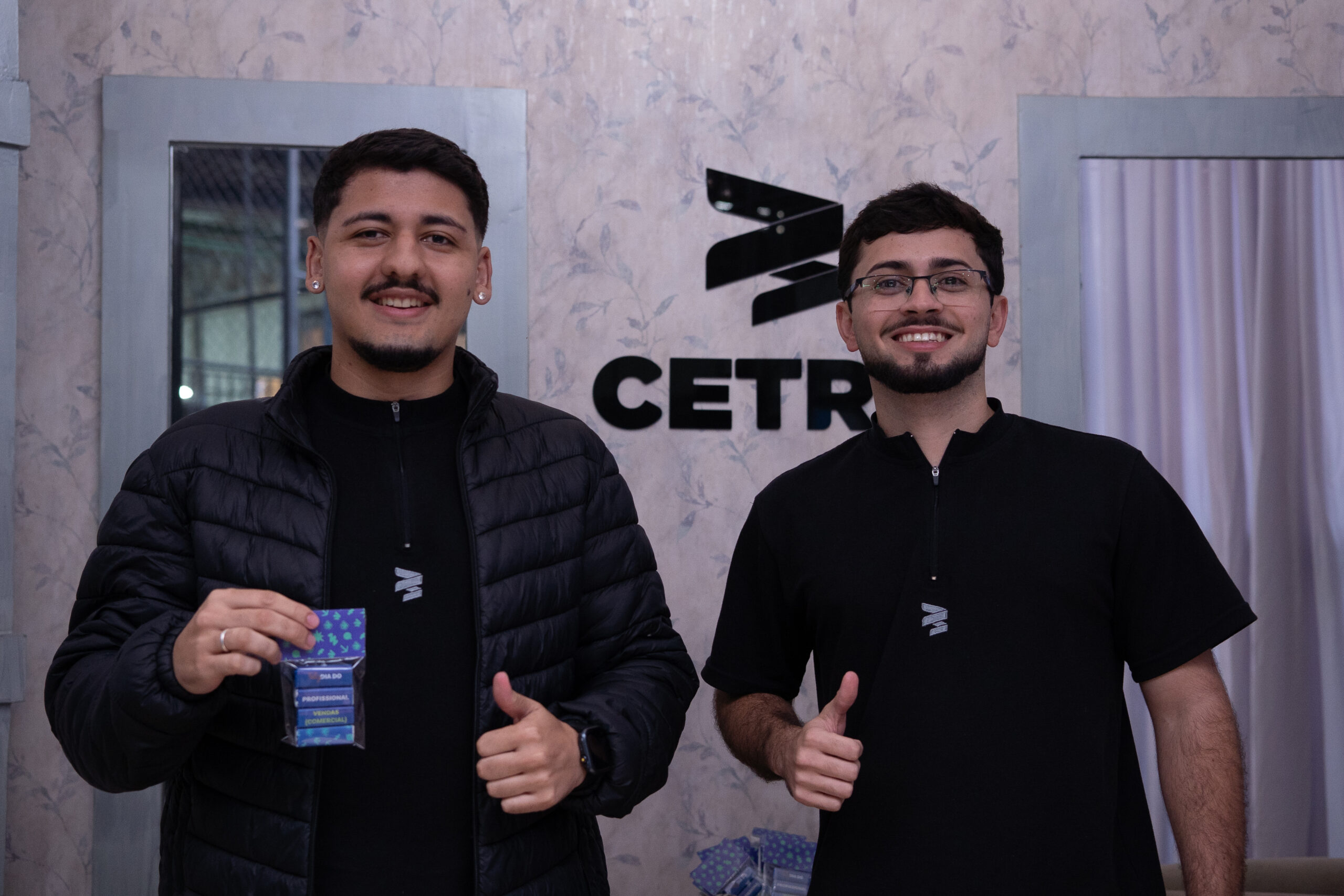 Colaboradores do Comercial da Cetro no jantar de Dia do Profissional de Vendas.