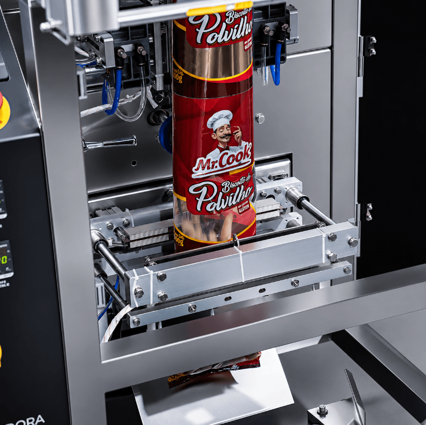 Empacotadora Automática com 4 Balanças e Abastecedor com Esteira CAPM 560 W4-1500 da Cetro embalando biscoito de polvilho.
