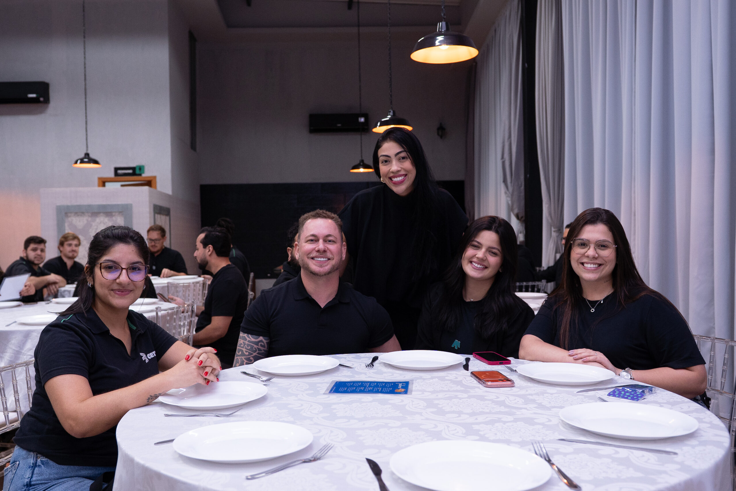 Colaboradores do Comercial da Cetro no jantar de Dia do Profissional de Vendas.