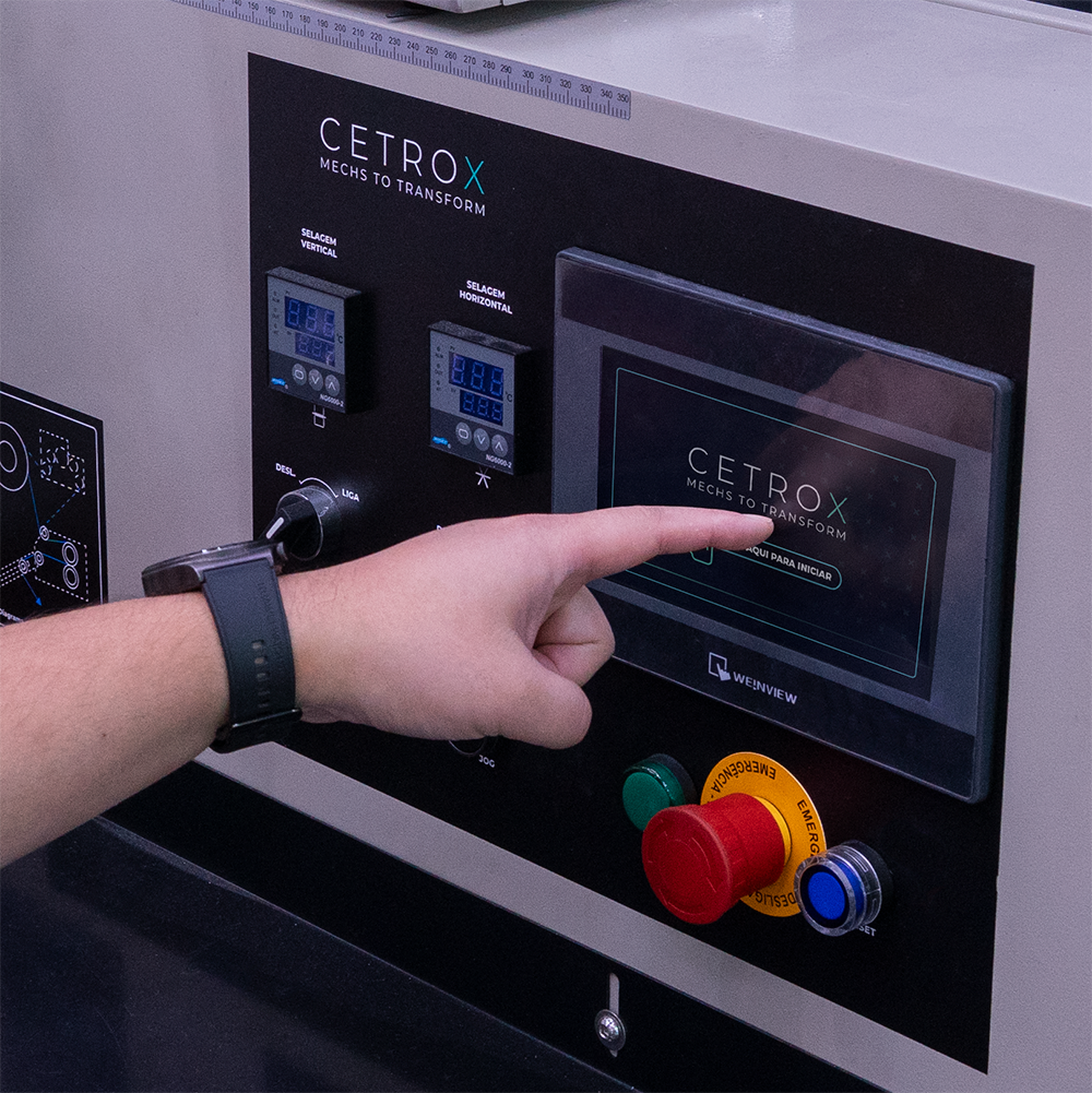 Painel de controle da Flow Pack Convencional com Fatiadora Automática de Pães com NR12 CAPM FP-700 S AF da CetroX.