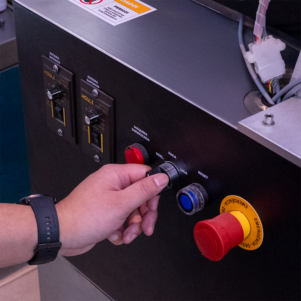 Painel de controle da Flow Pack Convencional com Fatiadora Automática de Pães com NR12 CAPM FP-700 S AF da CetroX.